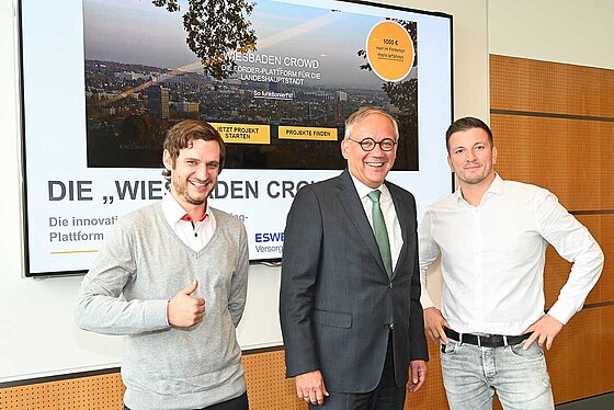 Bringen die „Wiesbaden Crowd“ an den Start (v. l.): Philip Gräter (fairplaid), Ralf Schodlok (Vorstandsvorsitzender ESWE Versorgungs AG) und Marcel Stebani (Judo Club Wiesbaden). Foto: Paul Müller