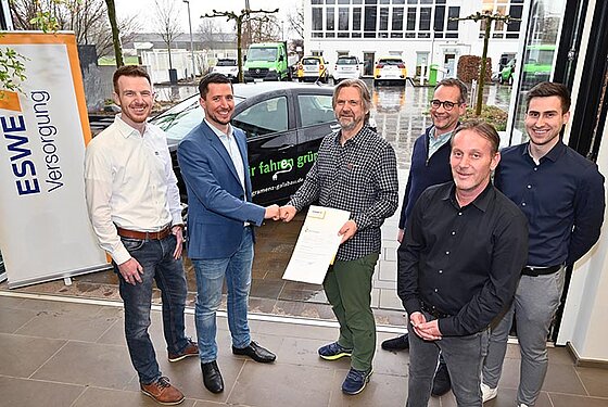 Die Tinte ist trocken: Der Vertragsabschluss bei Gramenz mit (v. l.) Johannes Kraft (Projektleiter ESWE), Erik Dahlhäuser (Geschäftskundenbetreuer ESWE), den Geschäftsführern Roland Gramenz, David Berger, Sven Rosenberg sowie Gramenz-Projektleiter Frederik Klingler. Foto: Paul Müller