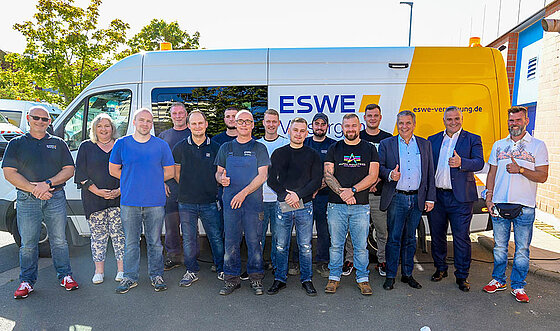 Das starke Hilfsteam zurück in Wiesbaden mit (v. r.) Einsatzleiter Sascha Trübenbach, ESWE-Vorstandsmitglied Jörg Höhler und OB Gert-Uwe Mende. Foto: Paul Müller