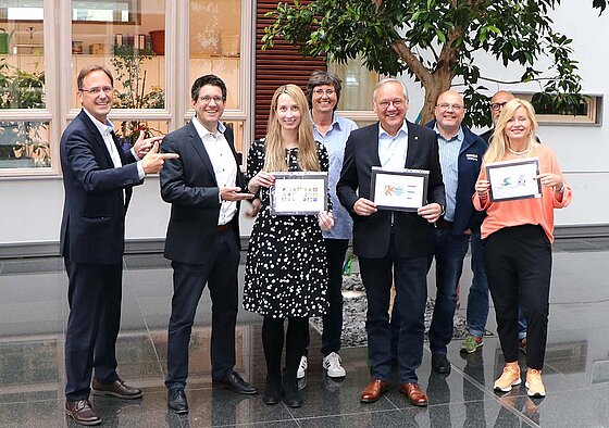 Nach getaner Arbeit: Die Wasserglas-Jury mit (v. l.) Frank Rolle (ESWE Versorgung), Olaf Streubig (VRM-Journalist), Sina Schreiner (VRM-Journalistin) mit dem zweiten Platz, Anke Auen (ESWE Versorgung), Ralf Schodlok (Vorstandsvorsitzender ESWE Versorgungs AG) mit dem Gewinner-Motiv, Robert Hammann (ESWE Versorgung), Maik Schmiele (ESWE Versorgung) und Sabine Stang (VRM-Mediengestalterin) mit dem Drittplatzierten.