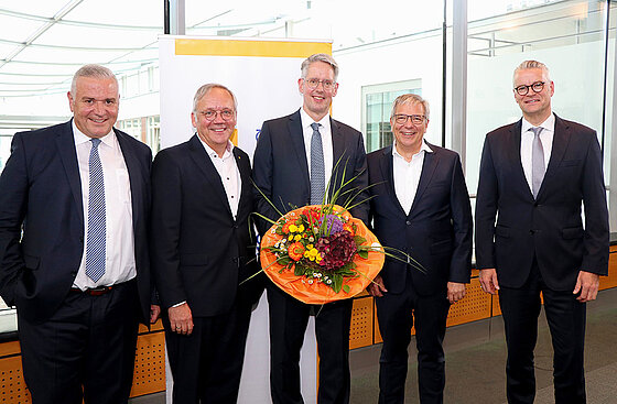 Gelöste Stimmung nach der Aufsichtsratssitzung bei ESWE Versorgung (v. l.): Jörg Höhler, Ralf Schodlok, Dr. Oliver Malerius, OB Gert-Uwe Mende, Dr. Constantin H. Alsheimer. Foto: ESWE Versorgung