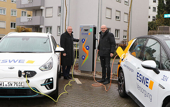 Die erste Ladesäule "Am weißen Stein" wurde von Christian Herfurth, Bürgermeister Idstein und Ralf Schodlok (li.), Vorstandsvorsitzender der ESWE Versorgung AG eröffnet.