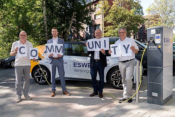 In der Gemeinschaft ist noch mehr möglich (v. l.): Anwohner Andreas Keller, Johannes Kraft (Leitung Elektromobilität und Energieeffizienz bei ESWE Versorgung), Ralf Schodlok (Vorstandsvorsitzender ESWE Versorgungs AG) und Wiesbadens Oberbürgermeister Gert-Uwe Mende. Fotos: Andrea Enderlein
