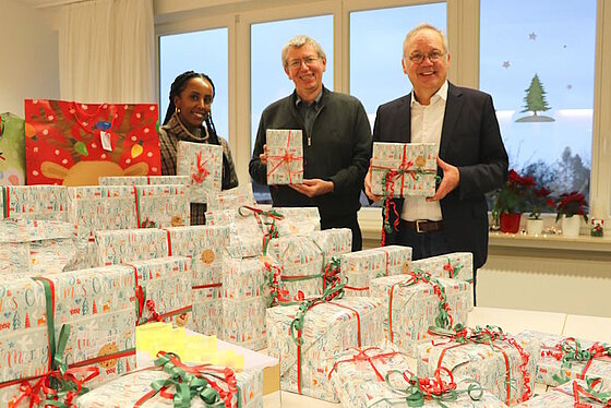 Ralf Schodlok (r.) mit Caritas-Geschäftsführer Andreas Müller und Erziehungsleiterin Senait Kidane bei der Geschenkübergabe.