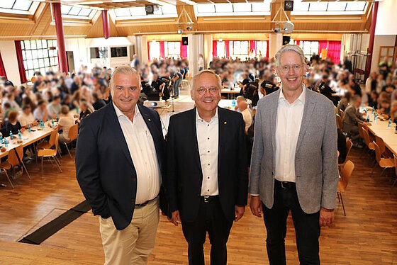 Abschied und Begrüßung vor der Belegschaft in der ESWE-Halle (v. l.): Jörg Höhler, Ralf Schodlok, Dr. Oliver Malerius.