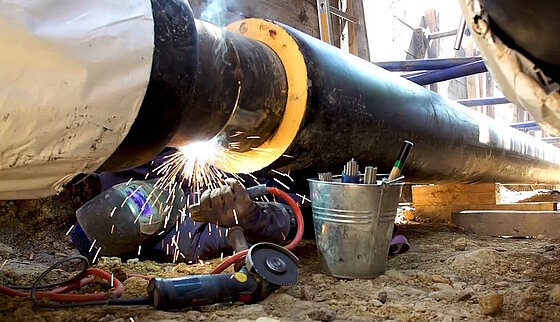Jeden Tag ein weiterer Fortschritt: Der Ausbau der ESWE-Fernwärmeleitung in der Schwalbacher Straße geht gut voran. Foto: Kamerawerft.de