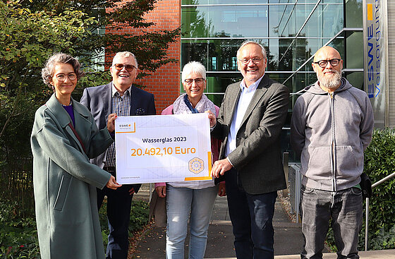 Sind begeistert vom tollen Spendenergebnis (v. l.): Dekanin Arami Neumann, Projektleiter Klaus Reese, Claudia Orthlauf-Blooß vom Leitungsteam der Telefonseelsorge, ESWE-Vorstands-Chef Ralf Schodlok und Maik Schmiele vom Technischen Kundenservice bei ESWE.  Foto: ESWE Versorgung