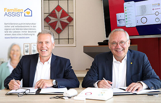 ESWE-Vorstandsvorsitzender Ralf Schodlok (r.) und Johanniter-Landesvorstand Peter Kaimer bei der Unterzeichnung der Absichtserklärung in Butzbach.