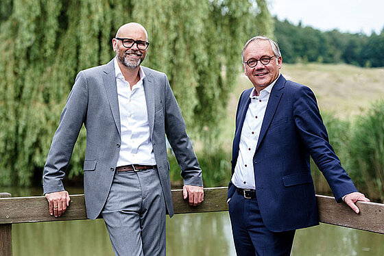 Markus Hankammer, CEO der BRITA Gruppe (l.), und Ralf Schodlok, Vorstandsvorsitzender der ESWE Versorgungs AG, freuen sich auf die gemeinsame Umweltpartnerschaft. Foto: Nicole Hankammer