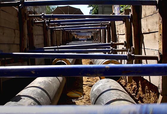 Beim Großbauprojekt Schwalbacher Straße wird die wichtige Fernwärmeleitung von ESWE Versorgung weiter vorangetrieben. Foto: Kamerawerft.de