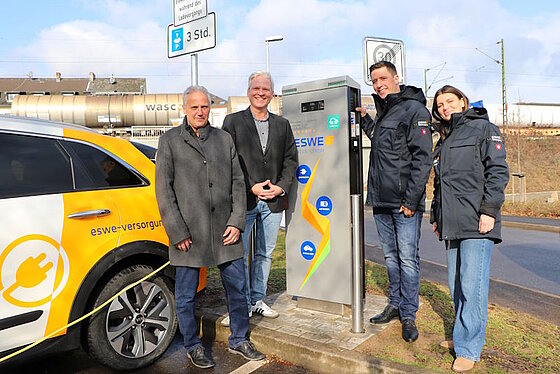 Bringen noch mehr Energie nach Rüdesheim (v. l.): Bürgermeister Klaus Zapp und  Dirk Stuckert (Fremdenverkehrsgesellschaft) mit Erik Dahlhäuser und Alin Rocho (ESWE Versorgung) an der neuen Ladesäule.