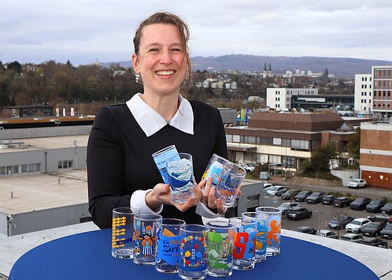 Die Auswahl ist schon groß: Das ESWE-Sammelglas gibt es seit 30 Jahren auf der „Rheingauer Weinwoche“. Jetzt wird ein neues Motiv gesucht.