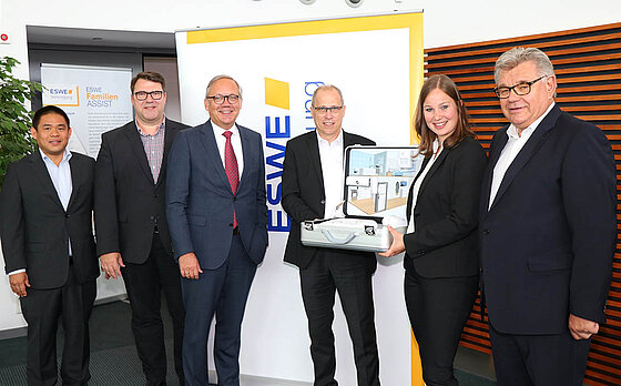 Vorstellung des „ESWE Familien ASSIST“ (v. l.): Wei-Hsin Chang (Abteilungsleiter Energiewirtschaft & Marketing ESWE Versorgung), Ralf Jäger (Geschäftsführer EGW Gesellschaft für ein gesundes Wiesbaden mbH), Ralf Schodlok (Vorstandsvorsitzender der ESWE Versorgungs AG), Thomas Barth (Leiter ESWE Energie CENTER), Stefanie Medvesek (Projektleiterin ESWE Familien ASSIST) und Jörg Schomaker (Inhaber Mobile Krankenpflege Jörg Schomaker)